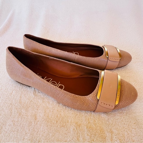 Calvin Klein Oneta genuine leather Tan
Flats with Textured Toe Cap SIZE 9 - Picture 3 of 11